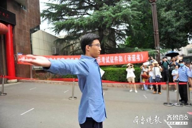  感动|感恩！一考生走出考场张开双臂向众家长深深鞠躬，感动全场