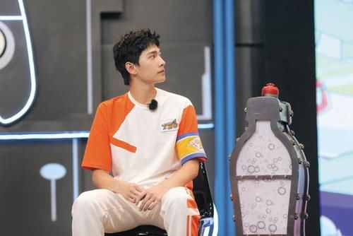  节目|杨洋特效妆助攻捉迷藏 《元气满满的哥哥》暖心长寿面送队友