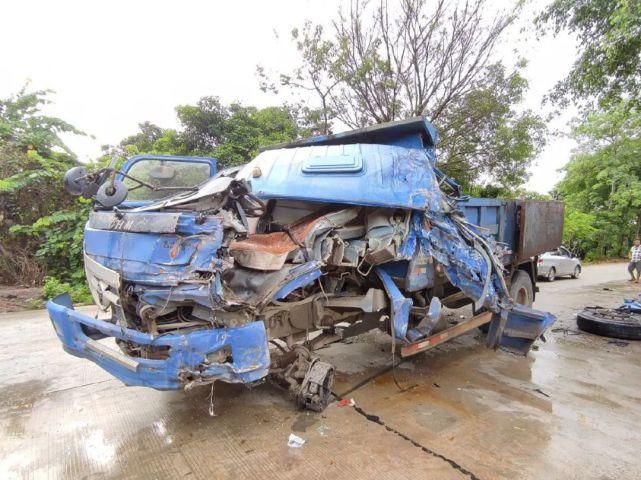  车祸|【今早车祸】两辆货车相撞，两司机被困驾驶室中…