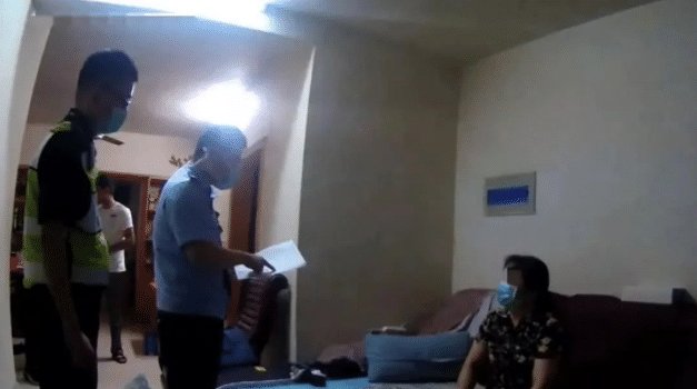 带走|女子家中啃猪蹄被警察带走, 调取监控发现问题, 的确很恶心