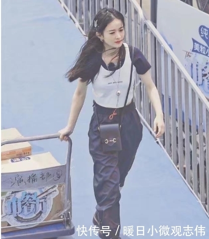 难受|刚生完孩子录综艺,体力不支累垮,坐在树下扶腰样子很难受