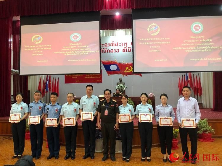 中国军队第八批援老医疗专家组被老挝国防部授予英勇勋章