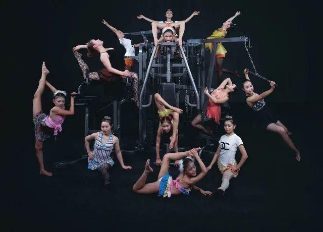  停用|摄影圈｜佳能宣布所有新产品停用两个术语 / 女摄影师凭水中拍鸟成北美打鸟第一人