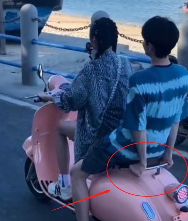  黄新淳|吴宣仪骑电动车载黄新淳，看清黄新淳手放的位置，人品好坏很显然