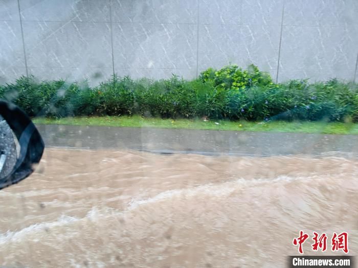 广州暴雨多地严重水浸 司机开车似“开船”