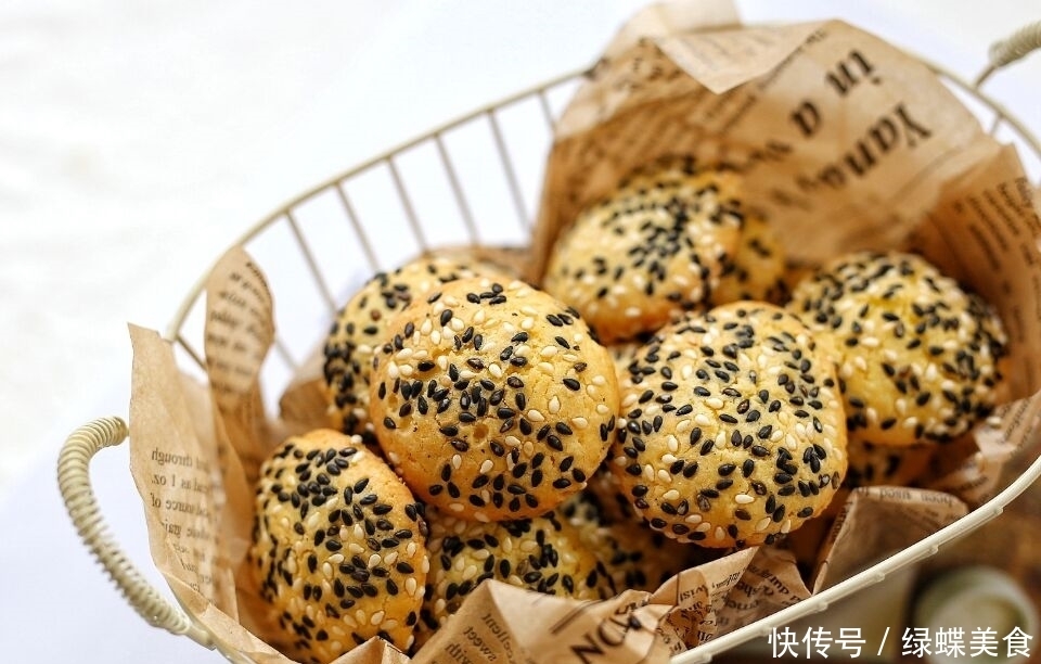  做成|鸡蛋别再炒着吃了，做成小零食，酥香可口，孩子一口气能吃10个