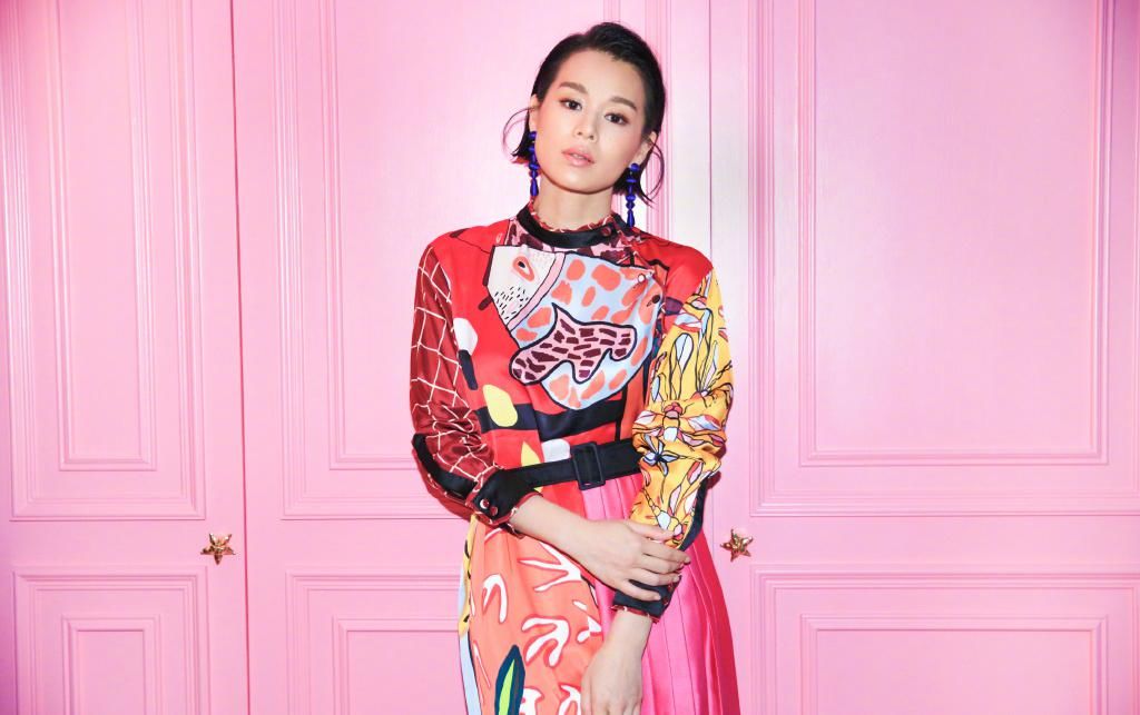  样子|胡杏儿这是中年人的样子？穿白色挂脖连体裤，配短发优雅又少女