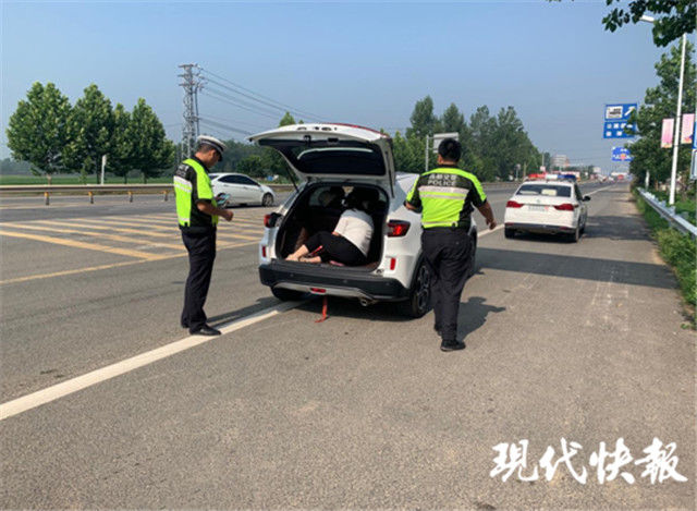  超员|亲戚去世急着奔丧，车不够坐一人蜷缩后备厢