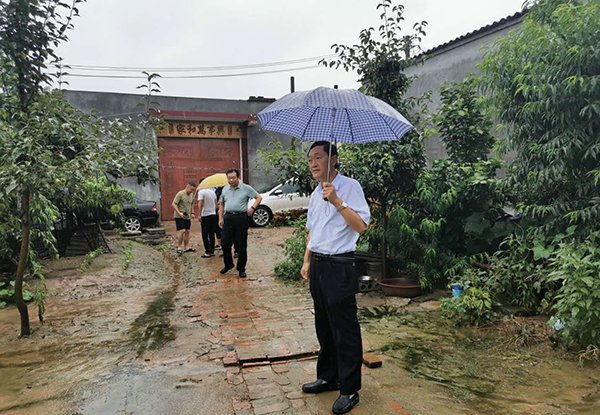  走访|遂平县医保局领导一行到常庄镇龙泉村走访贫困户并督导防汛工作