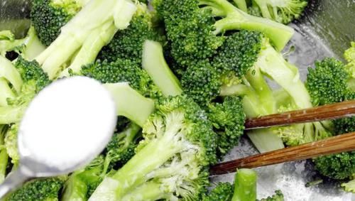 脆嫩|西蓝花不用焯水要牢记，多加这1步，脆嫩又好吃，营养也不流失！