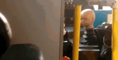 盾牌|搞笑GIF趣图：兄弟，你不如买个盾牌得了，吓成这样