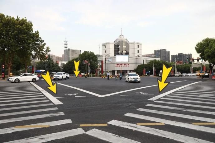 路口|人民日报点赞的同款斑马线，嘉定这个路口也有了！