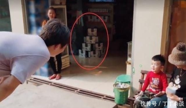  黄磊|《向往4》黄磊在村里发现小卖部，看清商品后，这下彻底露馅了