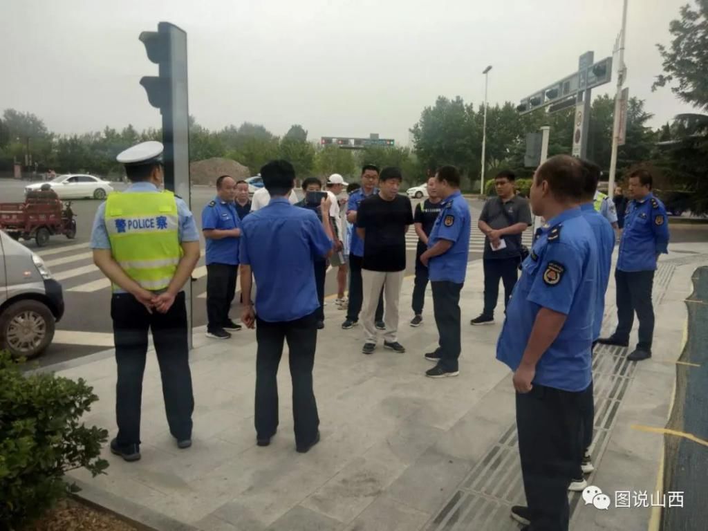 停车|晚上7点一10点开始整治夜间违章停车，多辆车被贴单子。