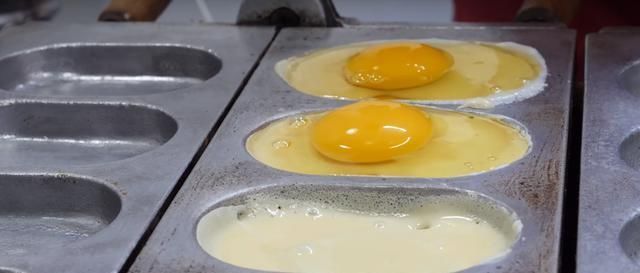 分量|大姐街头卖“煎蛋糕”小吃,分量足味道好,6块就能管饱