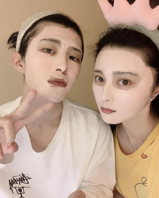  范冰冰|范冰冰和弟弟敷面膜拍照，看到两人的下巴对比，是否整容一目了然！