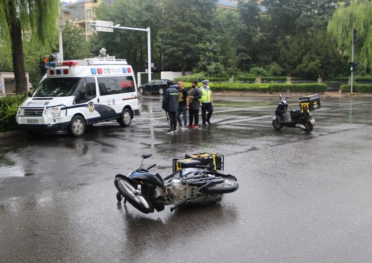  二轮电动|城阳俩外卖小哥送餐途中相撞，致一人锁骨骨折