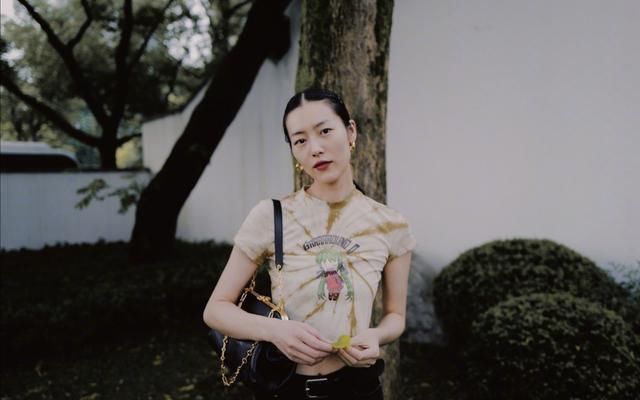  依旧|刘雯的品味依旧在线，T恤搭半裙简约却不单调，堪称行走的教科书