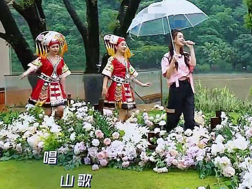  合唱|baby与郑恺合唱时跑调，字幕组赶忙打出6个字，做到完美救场