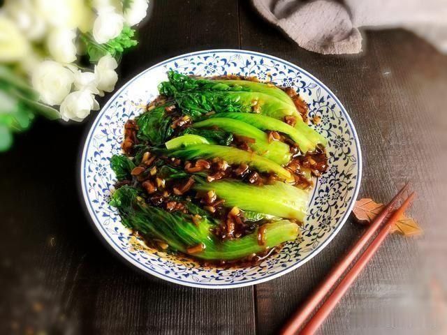 翠绿|生菜这么做翠绿爽脆，苦味减少鲜香加倍，十分钟上桌，一盘不够分