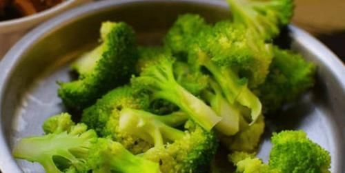 不用|焯水后的西兰花用不用“过冷水”? 老厨师: 多数人做错, 难怪变味