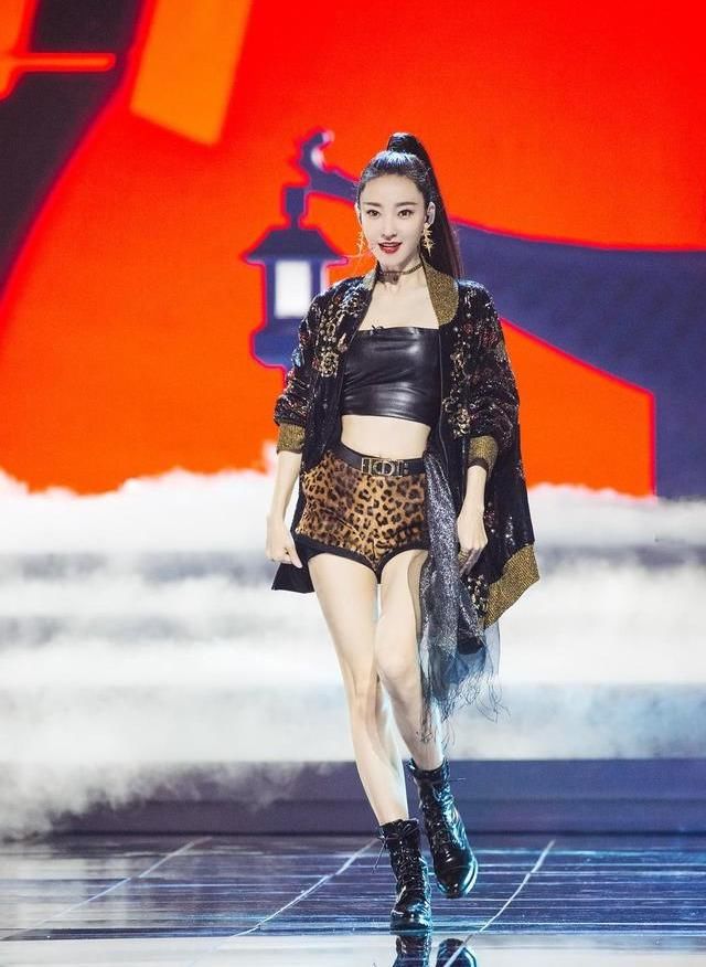  舞台|这个综艺不简单！姐姐们三公舞台high翻全场，女团风造型破次元壁