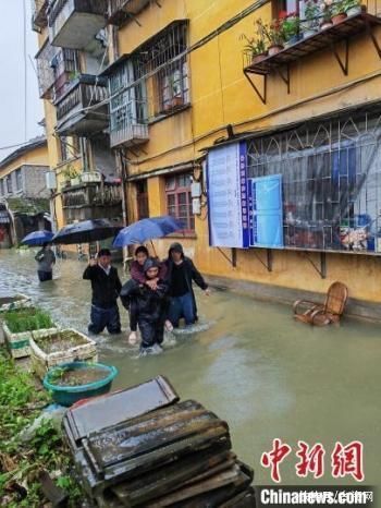 福建邵武遭遇强降雨 当地全力组织抢险救灾