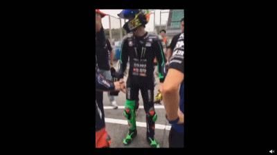  王一博|王一博，摔得体面