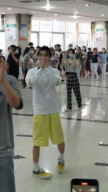  超越|《中餐厅》杀青，杨超越王俊凯等助力防洪，难怪有9大嘉宾