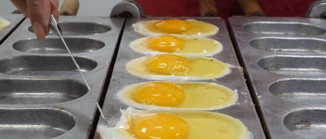 分量|大姐街头卖“煎蛋糕”小吃,分量足味道好,6块就能管饱