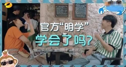  节目|王俊凯录制中餐厅被偶遇，返场当飞行嘉宾，穿粉色衬衫少年感满满