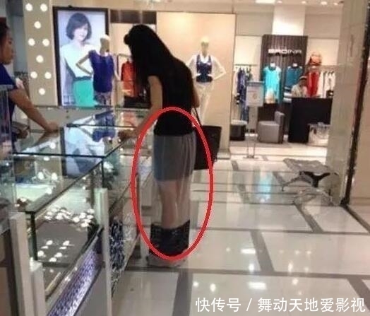 街上|“看这女子的裙子真的挺任性，走在街上我都替她感到尴尬”哈哈哈