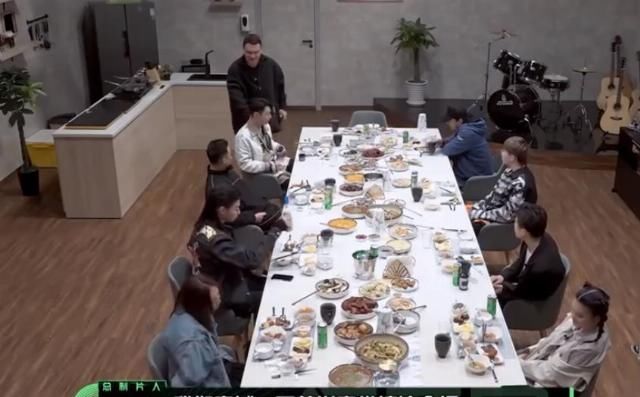  自暴自弃|张艺兴“狂”了，街舞火锅局一举动，把主持人逼到自暴自弃