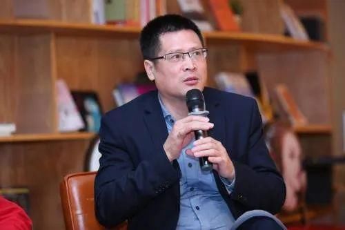  衣架|一段男子把3名女孩打到跪地求饶的视频，让网友出离愤怒