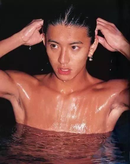  神颜|男神都逃脱不了中年油腻？48岁的他却比18岁时的神颜更让我心动