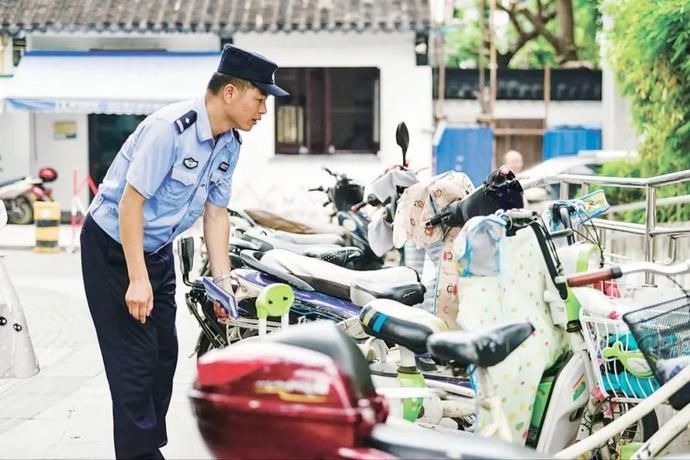 考点|党旗飘扬|夏彭军:匆匆背影,守护学子平安