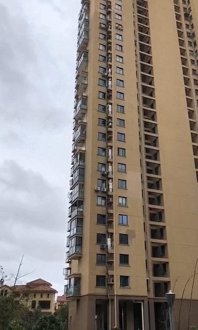  湾国际小区|痛心！台风天，女子连窗带人从11楼被吹落...…恶劣天气，如何防御？