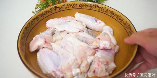 试试|简单又好吃的韩式炸鸡的做法，炸皮酥脆，酱汁浓香，快来试试吧