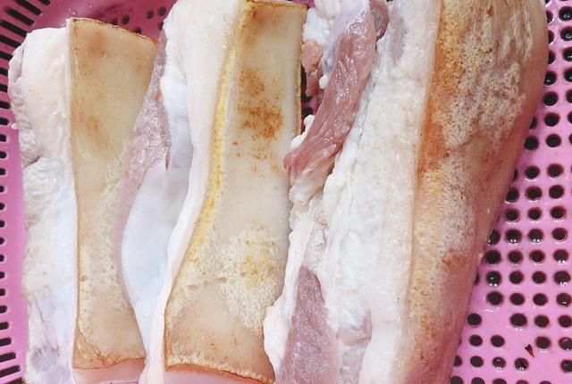 加料酒|做红烧肉时,加料酒煮肉是大忌,多加这2样,肉质软烂不油腻