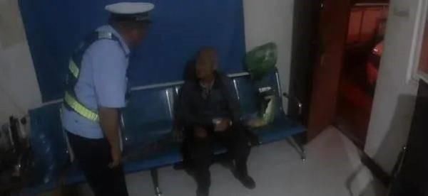  拦下|夜幕中老人欲上高速，幸亏被民警及时拦下