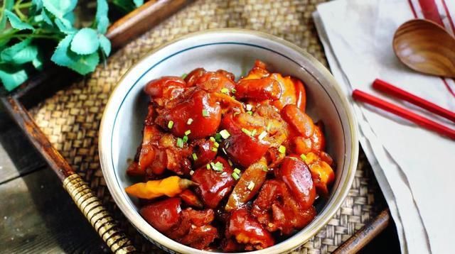 红烧|酱香浓郁酥软脱骨 满满胶原蛋白入口即化 美容菜红烧猪蹄别错过