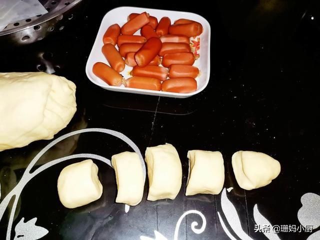  圆润|香肠包的做法，发好面卷上香肠，蒸锅一蒸，圆润可爱，当早餐正好