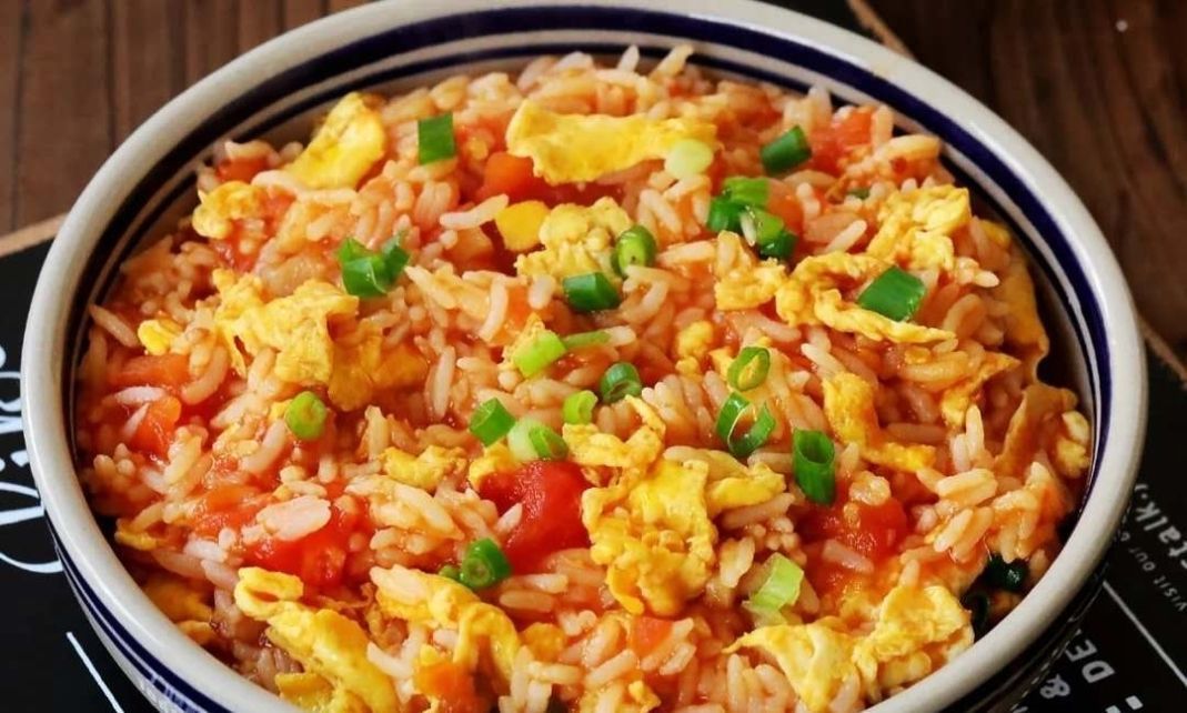 番茄|巨简单5分钟就搞定的西红柿鸡蛋饭，好吃到舔盘