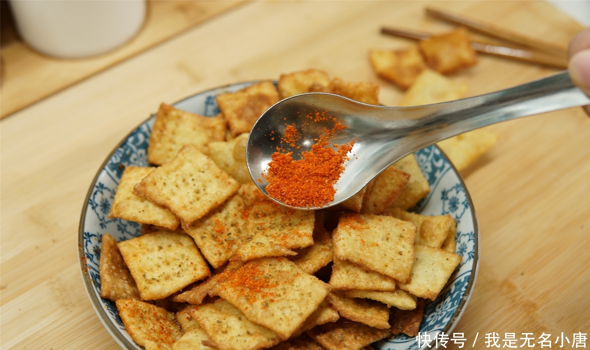 停不下来|小米别熬粥了,加个鸡蛋,配点面粉,咬一口嘎嘣脆,吃的停不下来