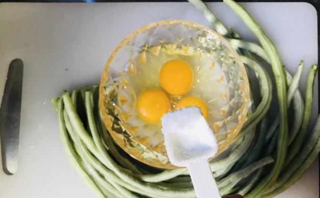 倒入|别老是番茄炒鸡蛋了，夏天的豆角更搭配，清热解毒助消化