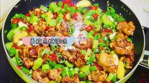  自制|好吃到停不下来的花椒鸡，又麻又辣，配一口自制咸菜，绝了！
