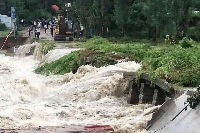 洪水泛滥|洪水泛滥，社旗连降大雨，网红桥被洪水冲垮