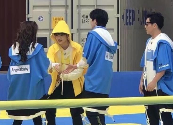  得知|下期迎来蔡徐坤最期待嘉宾，两人见面就黏一起，得知身份：没资格酸