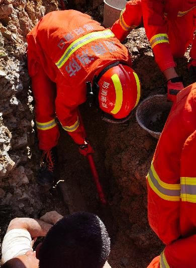  挖机|惊险一幕！挖机掩埋下水道，粗心司机忘了下面还有人……