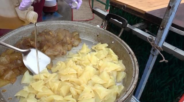 双庙凉粉|夫妻小镇上卖“炒果冻”,每天限量200碗,常有人驱车10里来排队